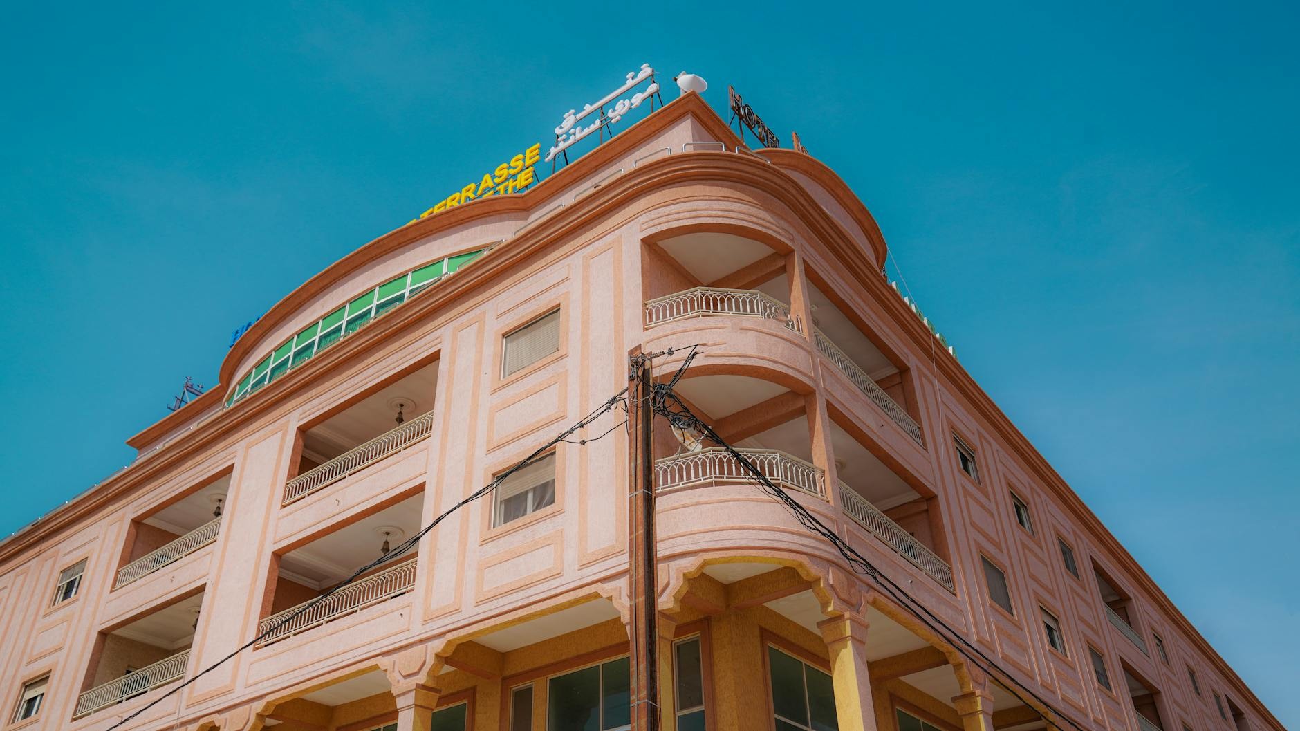 Fini le nettoyeur haute pression pour ma terrasse : cette poudre à moins de 3 € fait tout le travail