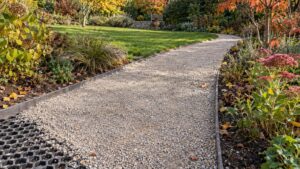 Allée en gravier stabilisé : définition, étapes et choix de la technique